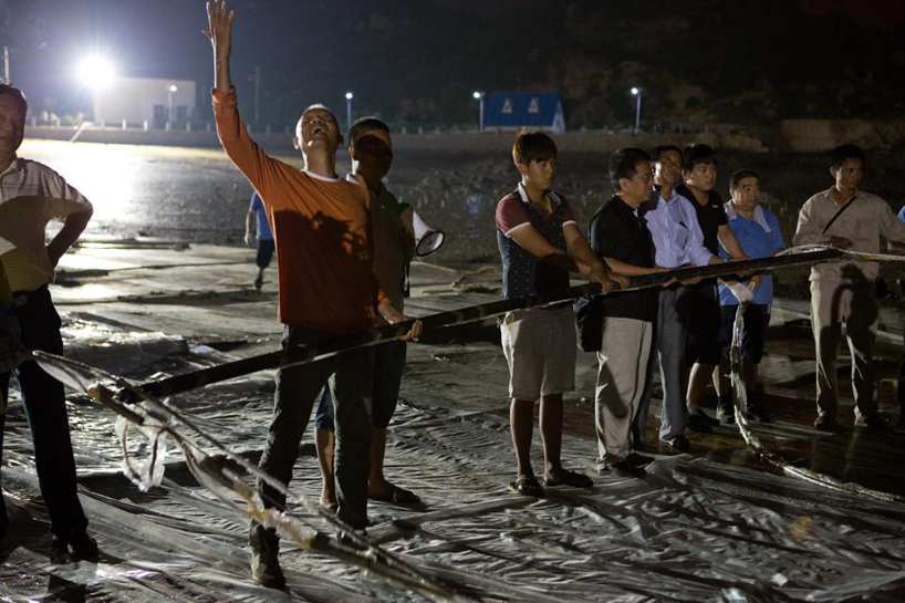 cai-guo-qiang-sky-ladder-fireworks-designboom-01