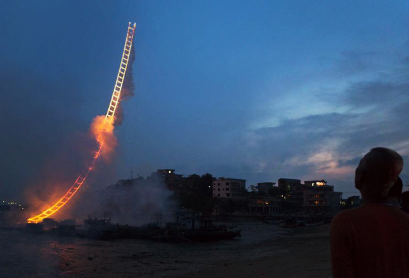 cai-guo-qiang-sky-ladder-fireworks-designboom-04