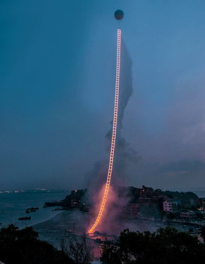 cai-guo-qiang-sky-ladder-fireworks-designboom-05