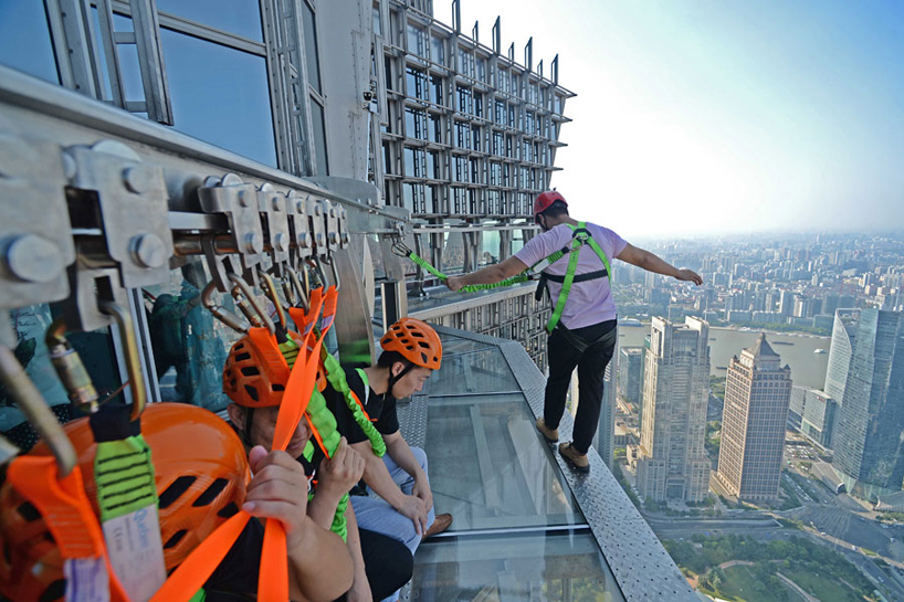 glass-bottomed-skywalk-jinmao-tower-shanghai-designboom-01