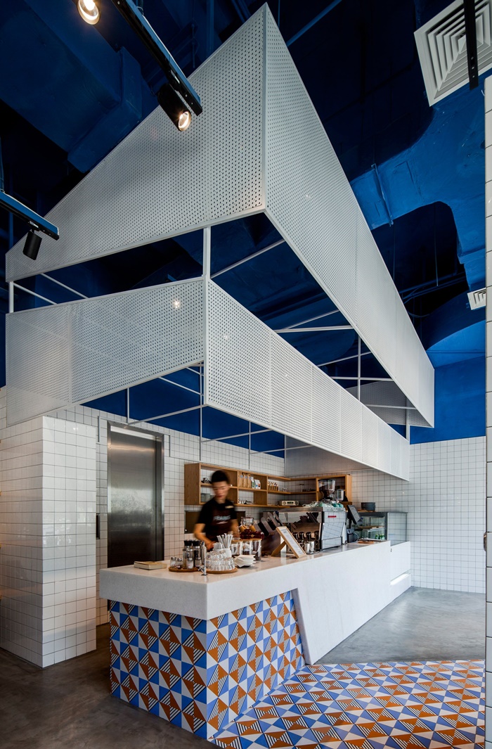 paras-cafe-the-swimming-pool-studio-blue-white-ceramic-tiles-interior-design-shanghai-china_dezeen_2364_col_3