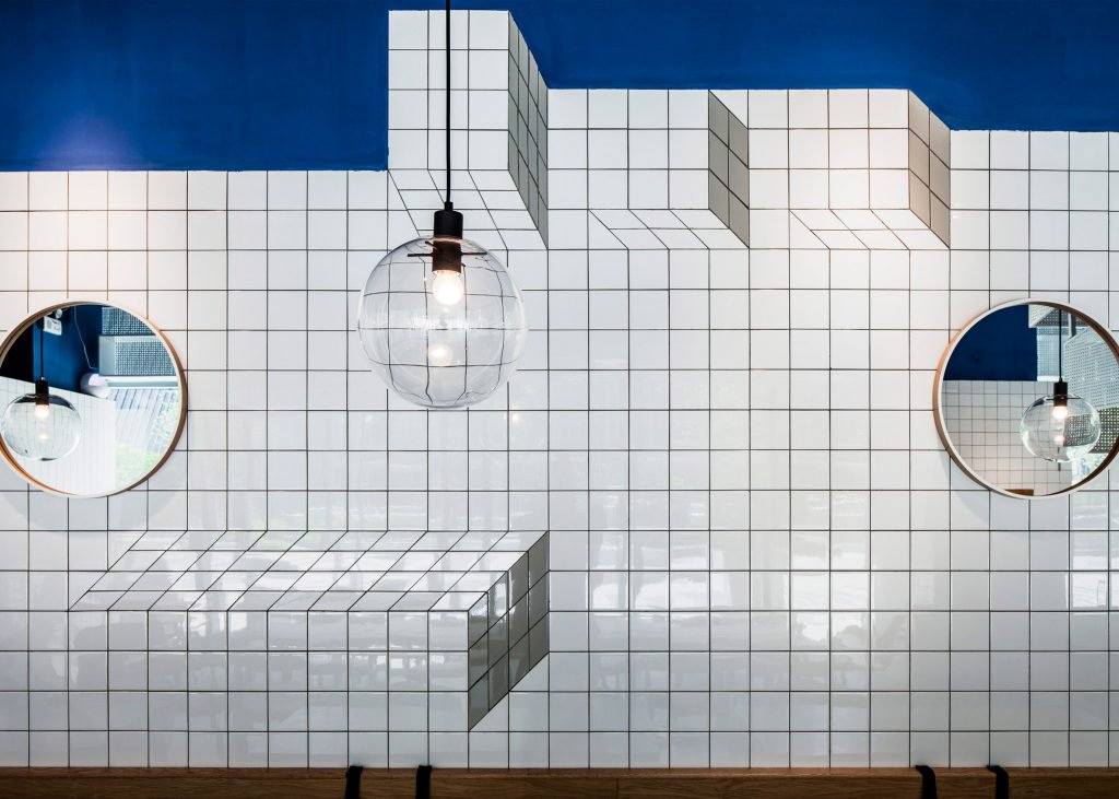 paras-cafe-the-swimming-pool-studio-blue-white-ceramic-tiles-interior-design-shanghai-china_dezeen_2364_ss_1-1024x731