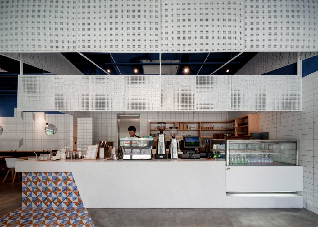 paras-cafe-the-swimming-pool-studio-blue-white-ceramic-tiles-interior-design-shanghai-china_dezeen_2364_ss_3-1024x732