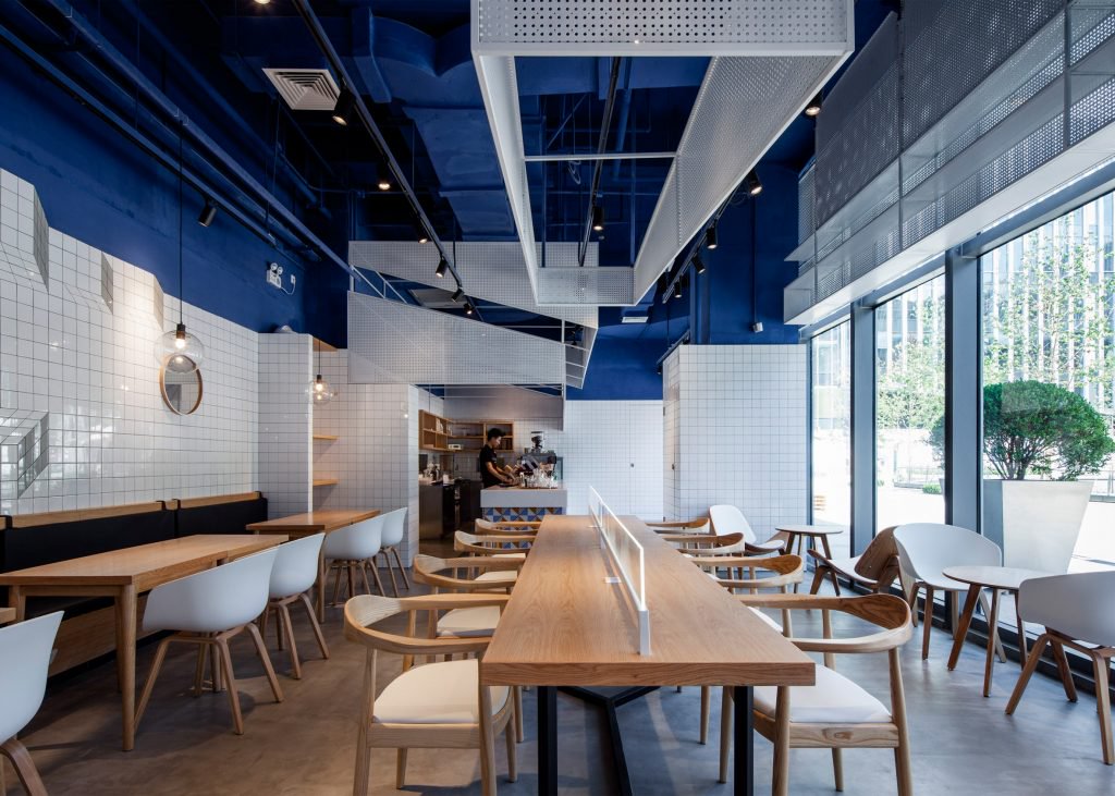 paras-cafe-the-swimming-pool-studio-blue-white-ceramic-tiles-interior-design-shanghai-china_dezeen_2364_ss_4-1024x731