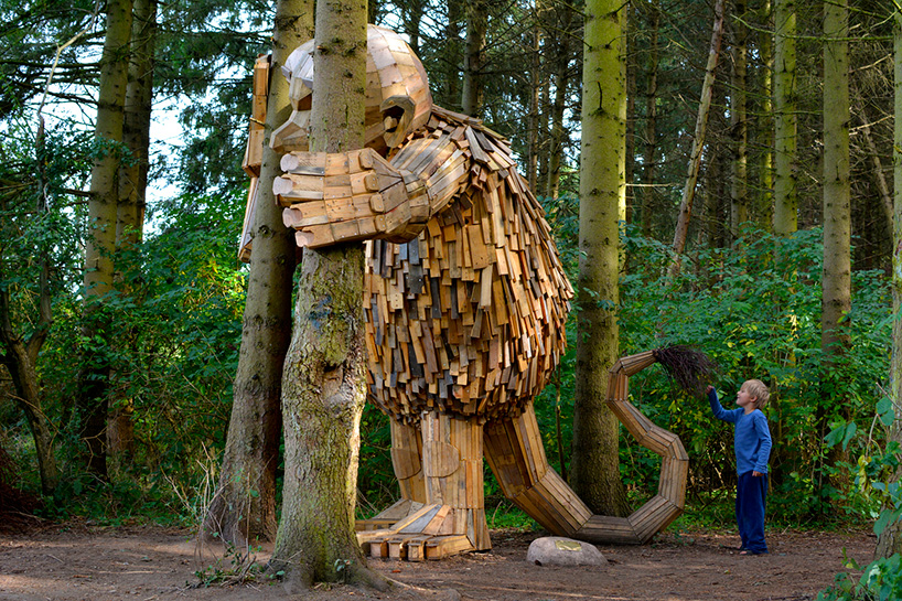 thomas-dambo-forgotten-giants-copenhagen-wooden-sculptures-designboom-02